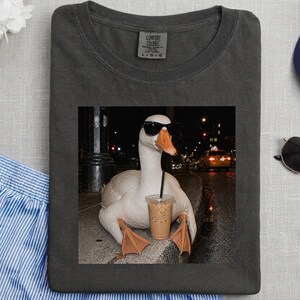 Maglietta con motivo oca e caffè, regalo per amanti delle oche, maglietta con meme di un'oca buffa, regalo per amanti del caffè freddo, regalo divertente con animali immagine 2