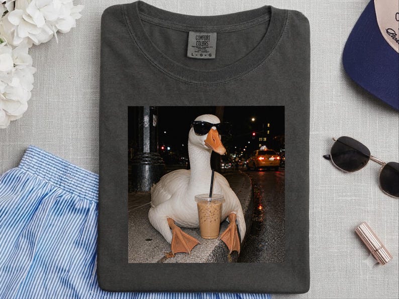 Maglietta con motivo oca e caffè, regalo per amanti delle oche, maglietta con meme di un'oca buffa, regalo per amanti del caffè freddo, regalo divertente con animali immagine 2