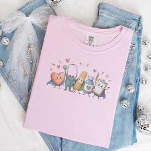 Comfort Colors T-Shirt für Kinderkrankenpfleger/innen, Lustiges Sweatshirt für medizinische Fachangestellte im Gesundheitswesen, Auszeichnung für Kinderärzte/innen bei der Abschlussfeier Bild 8