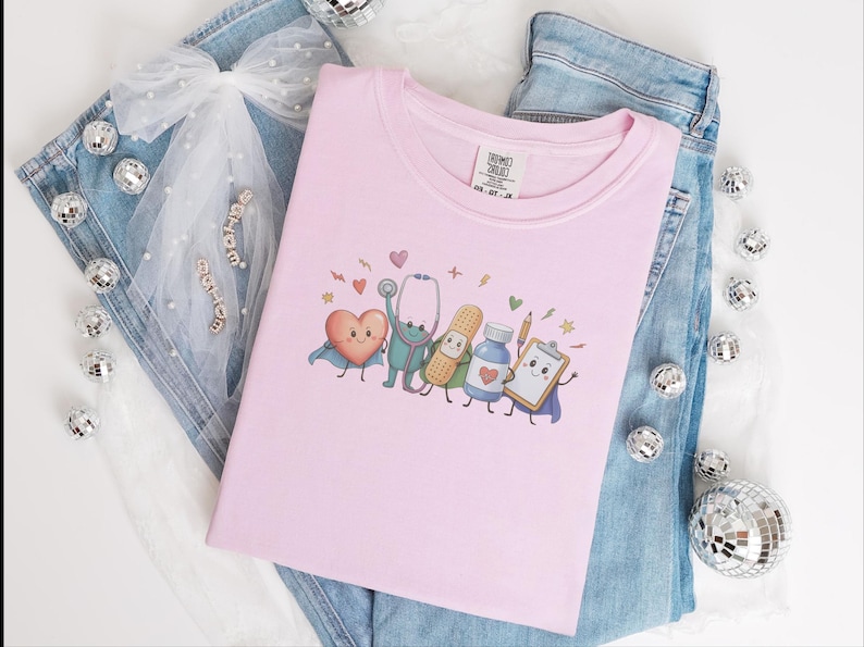 Comfort Colors T-Shirt für Kinderkrankenpfleger/innen, Lustiges Sweatshirt für medizinische Fachangestellte im Gesundheitswesen, Auszeichnung für Kinderärzte/innen bei der Abschlussfeier Bild 8