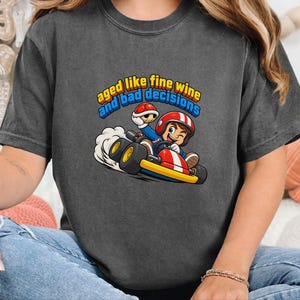 Kart racing-tröja, racerbilsoutfit, retro gaming-tröja, åldrad som fint vin och dåliga beslut, videospelspresent bild 9