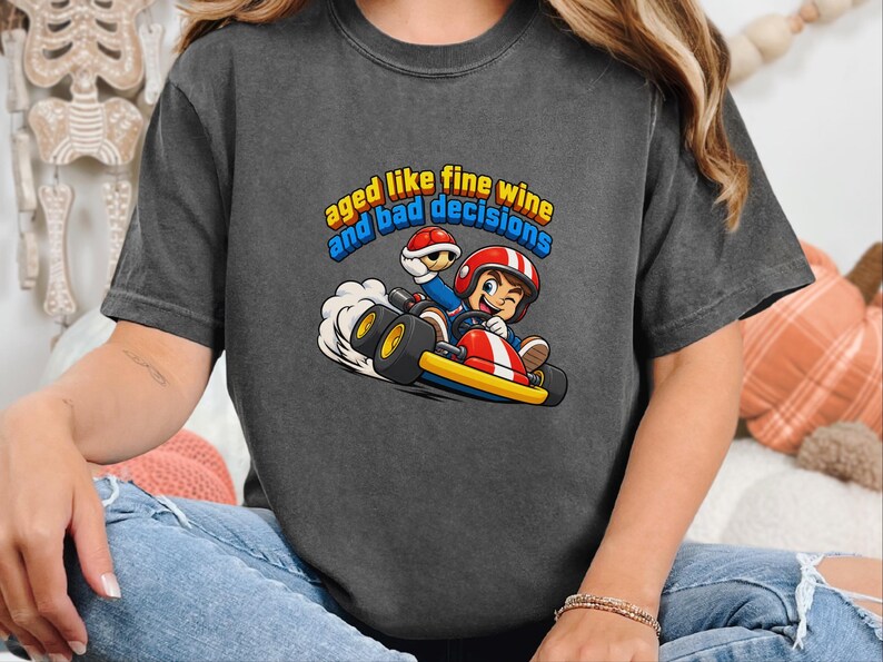 Kart racing-tröja, racerbilsoutfit, retro gaming-tröja, åldrad som fint vin och dåliga beslut, videospelspresent bild 9
