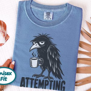 Raven Coffee Shirt, Crow Lover Gift, Funny Morning T-shirt, Sarcastic Bird Tee, Grumpy Raven Attempting To Function zdjęcie 8