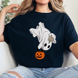 Camiseta de fantasmas para café, camiseta de fantasmas "Boo", camiseta de café de Halloween, camiseta de fantasmas adorable, camiseta de temporada espeluznante, camiseta de café de otoño, regalo para amantes del café imagen 1