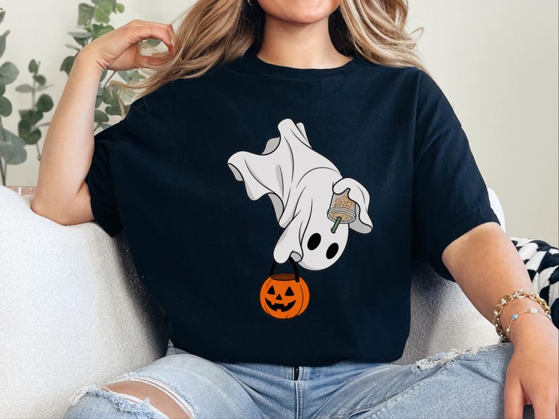 Camiseta de fantasmas para café, camiseta de fantasmas "Boo", camiseta de café de Halloween, camiseta de fantasmas adorable, camiseta de temporada espeluznante, camiseta de café de otoño, regalo para amantes del café imagen 1