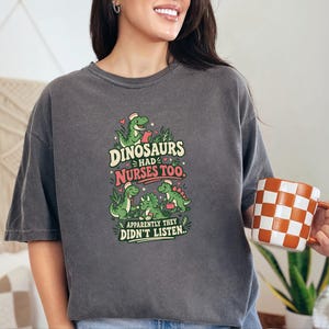 Camiseta divertida de enfermera de Comfort Colors, Los dinosaurios también tenían enfermeras, aparentemente no hicieron caso, Camiseta gráfica de enfermera pediátrica, Camiseta de enfermera pediátrica imagen 6