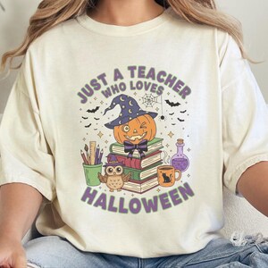 Comfort Colors Spooky Teacher Shirt, Just A Teacher Who Loves Halloween Tee, Elementary Reading Specialist Outfit, Spooky Teacher Tee Bild 4