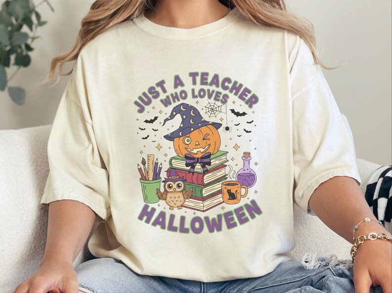 Comfort Colors Spooky Teacher Shirt, Just A Teacher Who Loves Halloween Tee, Elementary Reading Specialist Outfit, Spooky Teacher Tee Bild 4