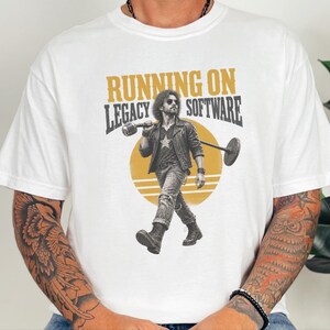 Camiseta de programador, regalo para ingeniero de software, camiseta rockera vintage, camiseta divertida para programador, regalo de humor tecnológico, funcionando con software heredado imagen 3