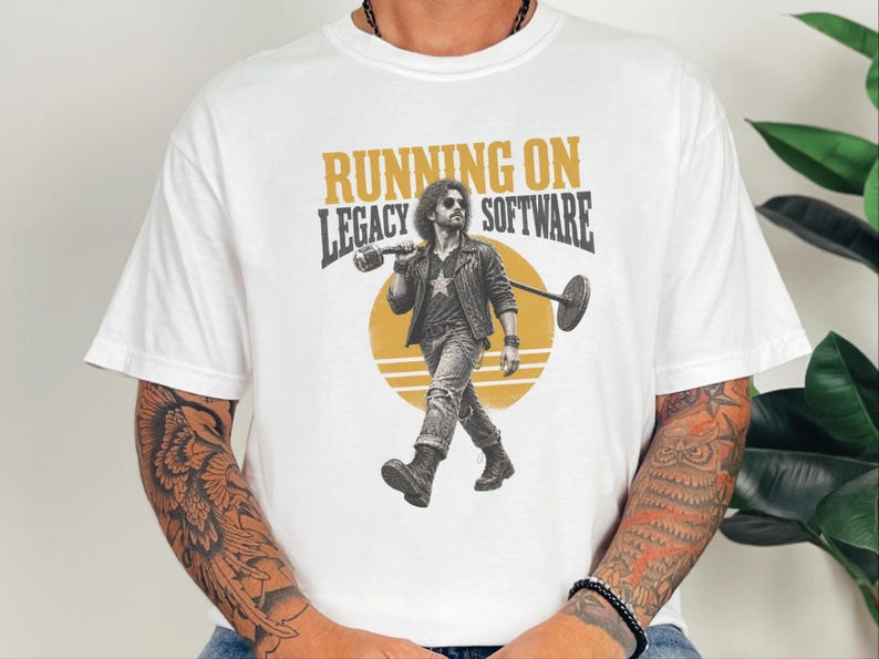 Camiseta de programador, regalo para ingeniero de software, camiseta rockera vintage, camiseta divertida para programador, regalo de humor tecnológico, funcionando con software heredado imagen 3