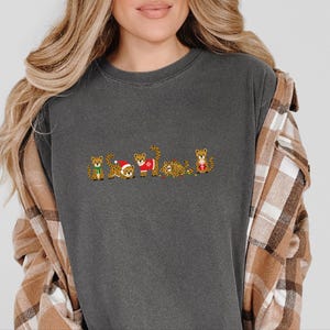 Camiseta navideña de leopardo, camiseta navideña de animales, regalo para amantes del guepardo, top navideño de leopardo imagen 1