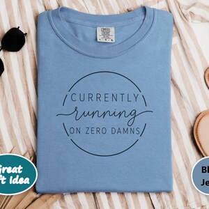Sarcastic Quote Shirt, Funny Saying Tee, Currently Running On Zero Damns Sweatshirt, Introvert Humor Gift, Sarcastic Pullover Bild 9