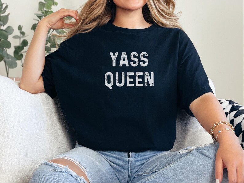 Camiseta de Yas Queen Drag Race, camiseta divertida y sarcástica de cultura pop, regalo de humor para empoderar a las mujeres de la Generación Z, top para fiestas del Orgullo LGBTQ, top de regalo de broma imagen 5