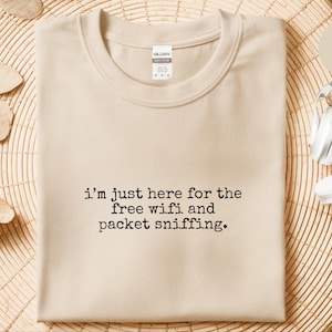 Camiseta de Segurança Cibernética | Estou aqui só pelo Wi-Fi grátis e pela análise de pacotes imagem 4