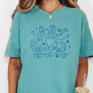 T-Shirt für Tierarzthelfer/innen, Geschenkidee für Tierärzte/innen, T-Shirt für Tiermedizinstudenten/innen, T-Shirt für Tierärzte/innen Bild 7