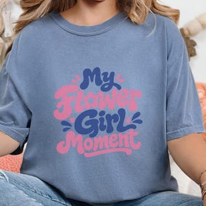 Comfort Colors Blumenmädchen-Shirt | Mein Blumenmädchen-Moment-T-Shirt, personalisiertes Hochzeits-Brautjungfern-Shirt für Hochzeit, Feier im Ausland, Probe Bild 5