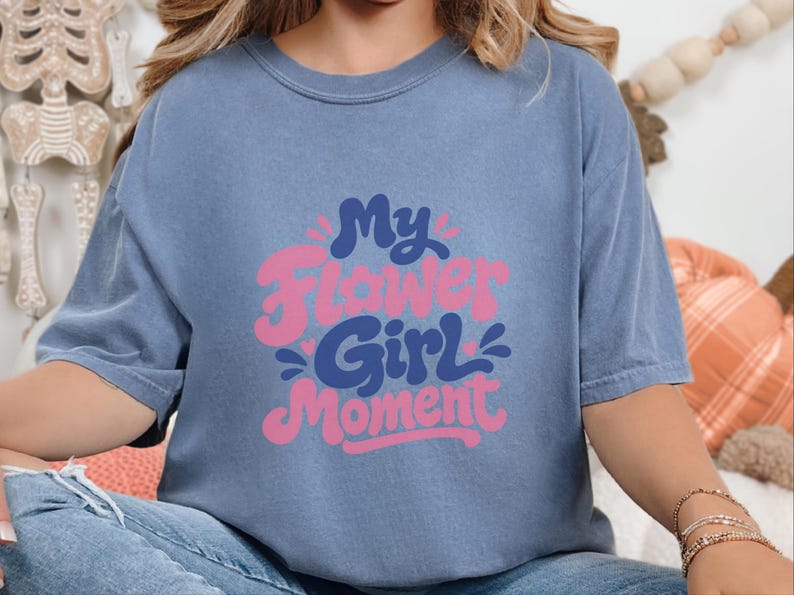 Comfort Colors Blumenmädchen-Shirt | Mein Blumenmädchen-Moment-T-Shirt, personalisiertes Hochzeits-Brautjungfern-Shirt für Hochzeit, Feier im Ausland, Probe Bild 5