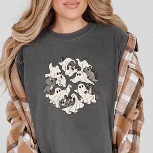 Camiseta infantil de dinosaurios, fantasma jugando con dinosaurios, linda camiseta de Halloween, regalo prehistórico, camiseta para amantes de los dinosaurios, camiseta para fiestas espeluznantes imagen 1