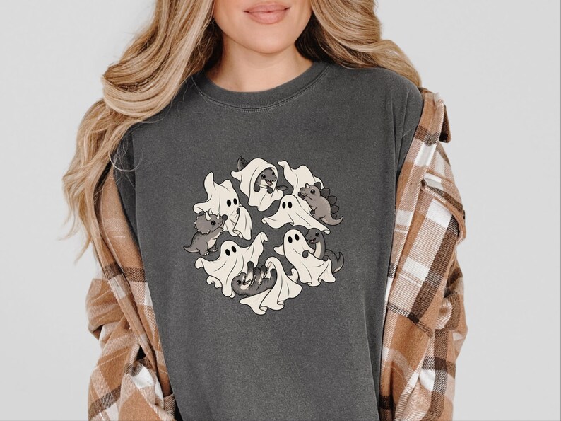 Camiseta infantil de dinosaurios, fantasma jugando con dinosaurios, linda camiseta de Halloween, regalo prehistórico, camiseta para amantes de los dinosaurios, camiseta para fiestas espeluznantes imagen 1