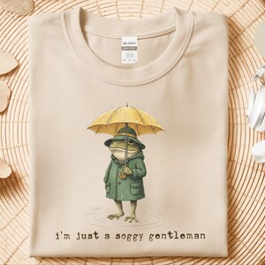 Frog in Raincoat Cute Amphibian Shirt Cottagecore Rainy Day Aesthetic imagen 6
