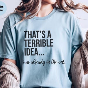Witziges virales Top: „Das ist eine schreckliche Idee … ich sitze schon im Auto“ – Sarkastisches Damen-T-Shirt, Reise-Shirt, Abenteuerurlaubs-Shirt Bild 8