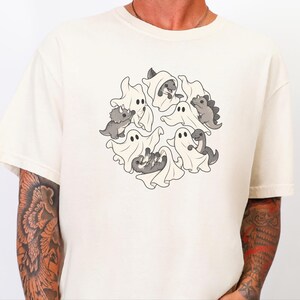 Camiseta infantil de dinosaurios, fantasma jugando con dinosaurios, linda camiseta de Halloween, regalo prehistórico, camiseta para amantes de los dinosaurios, camiseta para fiestas espeluznantes imagen 6