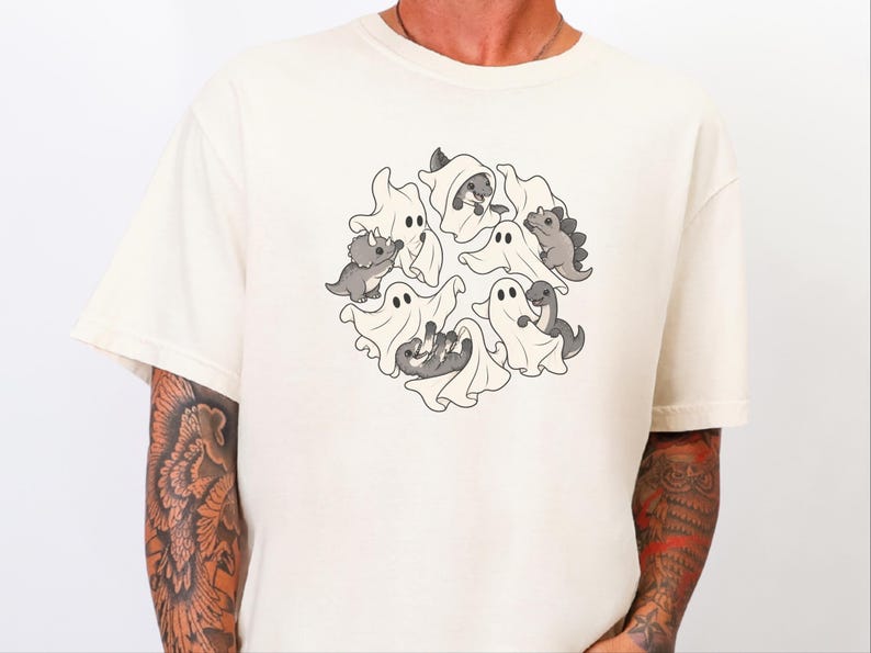 Camiseta infantil de dinosaurios, fantasma jugando con dinosaurios, linda camiseta de Halloween, regalo prehistórico, camiseta para amantes de los dinosaurios, camiseta para fiestas espeluznantes imagen 6