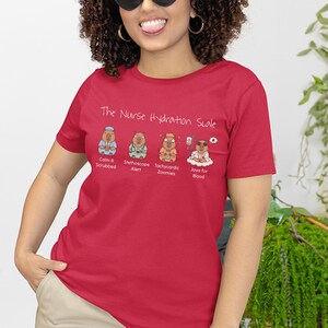 Camiseta con meme de enfermera, Escala de hidratación de enfermera, Camiseta divertida y sarcástica para enfermeras registradas, Regalo para amantes del café con colores cómodos y problemas de turno de día con la cafeína imagen 4
