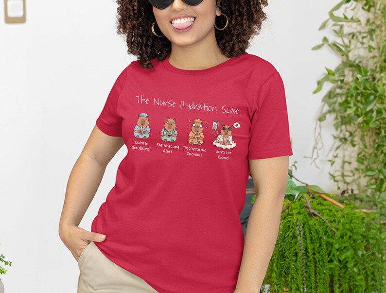 Camiseta con meme de enfermera, Escala de hidratación de enfermera, Camiseta divertida y sarcástica para enfermeras registradas, Regalo para amantes del café con colores cómodos y problemas de turno de día con la cafeína imagen 4