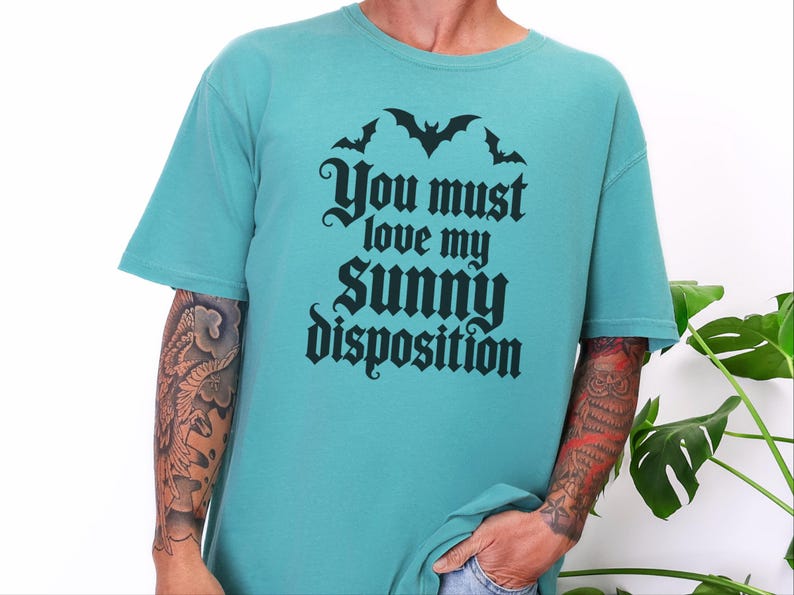 Zabawna koszulka z sarkastycznym tekstem, koszulka z gotyckim cytatem, promień smolistej czerni, koszulka z nietoperzami na Halloween, upiorny prezent na sezon zdjęcie 6