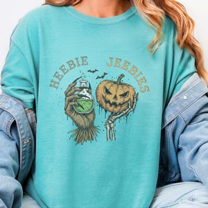 Maglietta regalo gotica e inquietante Comfort Colors, maglietta di Halloween Heebie Jeebies, abbigliamento horror per appassionati di film spaventosi, zucca spettrale e scheletro, regalo per amanti dei pipistrelli immagine 9