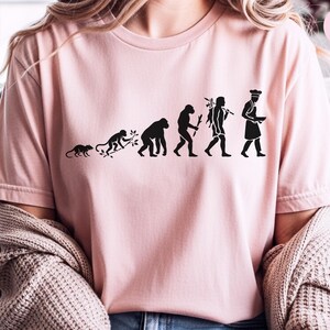 Camiseta "Evolución de un Chef Ejecutivo", Regalo de Graduación Culinaria, Camiseta Divertida para Amantes de la Cocina, Personal de Cocina, Ropa Culinaria Profesional imagen 2