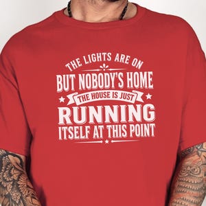Camiseta sarcástica da Geração X: "As luzes estão acesas, mas não há ninguém em casa... a casa está funcionando sozinha a essa altura", camiseta engraçada com humor adulto. imagem 6