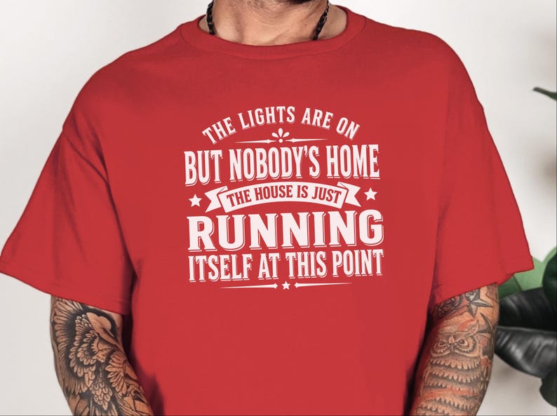Camiseta sarcástica da Geração X: "As luzes estão acesas, mas não há ninguém em casa... a casa está funcionando sozinha a essa altura", camiseta engraçada com humor adulto. imagem 6