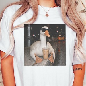 Maglietta con motivo oca e caffè, regalo per amanti delle oche, maglietta con meme di un'oca buffa, regalo per amanti del caffè freddo, regalo divertente con animali immagine 6