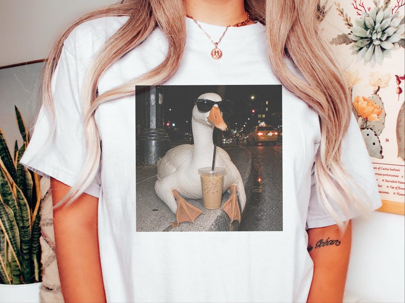 Maglietta con motivo oca e caffè, regalo per amanti delle oche, maglietta con meme di un'oca buffa, regalo per amanti del caffè freddo, regalo divertente con animali immagine 6
