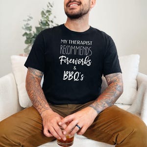 My Therapist Recommends Fireworks and BBQs Funny BBQ Shirt - Sarcastic 4th of July Grilling Tee, Independence Day Patriotic Summer Gift imagem 2