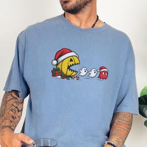 Camiseta Pac-Man, Presente de Natal para Gamers, Camiseta Retrô de Arcade, Camiseta de Jogos para as Festas, Camiseta Divertida para Gamers, Presente de Natal Pac-Man imagem 2