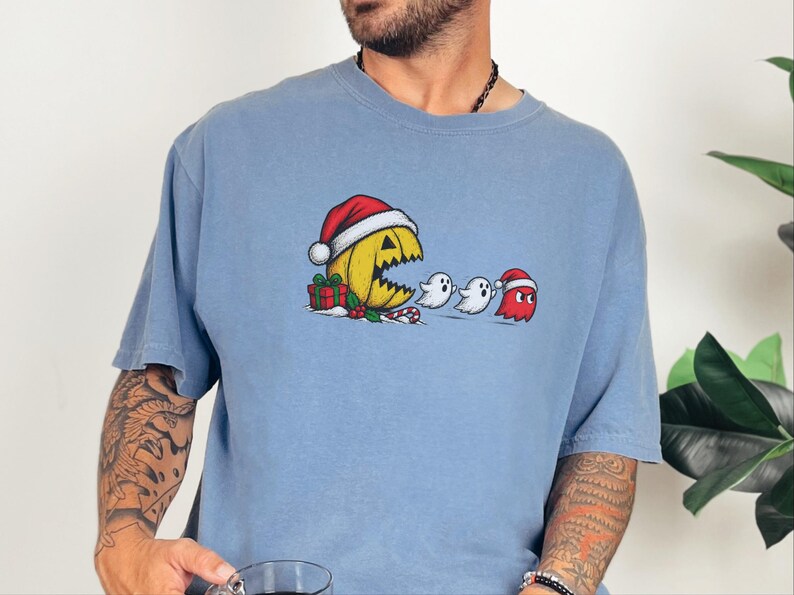 Camiseta Pac-Man, Presente de Natal para Gamers, Camiseta Retrô de Arcade, Camiseta de Jogos para as Festas, Camiseta Divertida para Gamers, Presente de Natal Pac-Man imagem 2