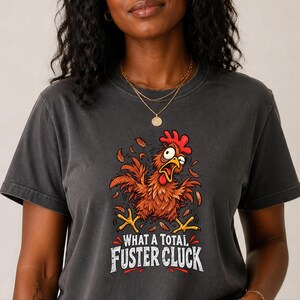 Camiseta divertida de gallinas, regalo para criadores de gallinas, camiseta sarcástica de granja, ¡Qué cacareo tan total!, camiseta divertida de aves de corral, regalo para la loca de las gallinas imagen 3