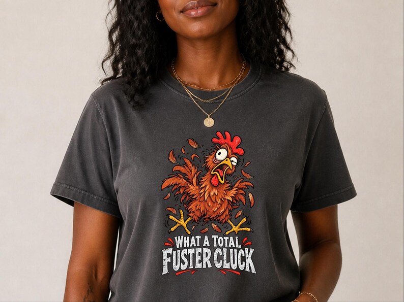 Camiseta divertida de gallinas, regalo para criadores de gallinas, camiseta sarcástica de granja, ¡Qué cacareo tan total!, camiseta divertida de aves de corral, regalo para la loca de las gallinas imagen 3