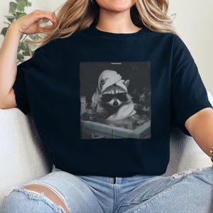 Waschbär Shirt | Waschbär in einem Spa, entspannendes Tiergrafik-T-Shirt Bild 8