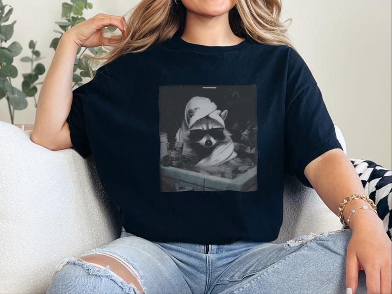 Waschbär Shirt | Waschbär in einem Spa, entspannendes Tiergrafik-T-Shirt Bild 8