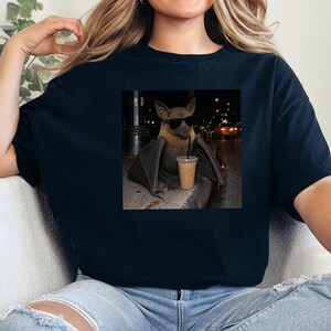 Maglietta con pipistrello e caffè, regalo per amanti dei pipistrelli, maglietta con caffè freddo, maglietta divertente con caffè, maglietta Weirdcore, maglietta con pipistrello e frutta immagine 5