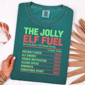 Camiseta de elfo navideño, camiseta navideña divertida para la familia, camiseta a juego para fiestas navideñas, camiseta Jolly Elf Fuel imagen 9