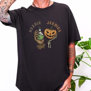Maglietta regalo gotica e inquietante Comfort Colors, maglietta di Halloween Heebie Jeebies, abbigliamento horror per appassionati di film spaventosi, zucca spettrale e scheletro, regalo per amanti dei pipistrelli immagine 6