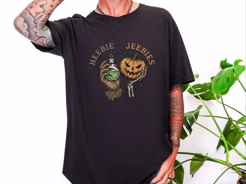 Maglietta regalo gotica e inquietante Comfort Colors, maglietta di Halloween Heebie Jeebies, abbigliamento horror per appassionati di film spaventosi, zucca spettrale e scheletro, regalo per amanti dei pipistrelli immagine 6