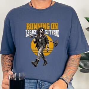 Camiseta de programador, regalo para ingeniero de software, camiseta rockera vintage, camiseta divertida para programador, regalo de humor tecnológico, funcionando con software heredado imagen 9