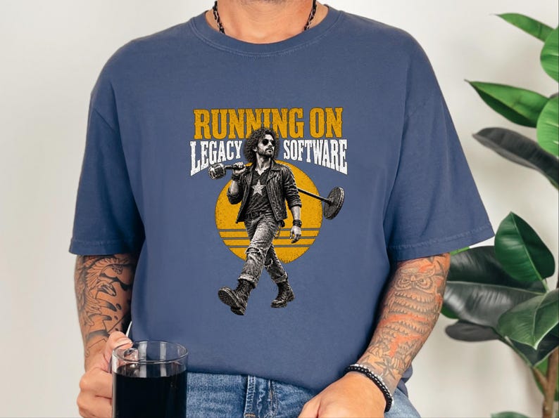 Camiseta de programador, regalo para ingeniero de software, camiseta rockera vintage, camiseta divertida para programador, regalo de humor tecnológico, funcionando con software heredado imagen 9