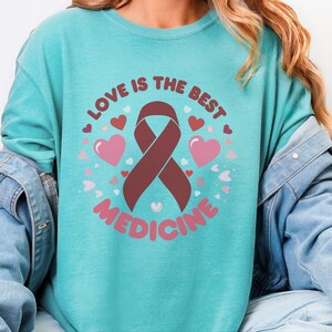 Comfort Colors T-Shirt zur Unterstützung von Familien mit Blutkrebs, „Liebe ist die beste Medizin“-T-Shirt, Oberteil zur Unterstützung von Chemotherapie-Pflegepersonen, T-Shirt für Familien mit Krebs Bild 3